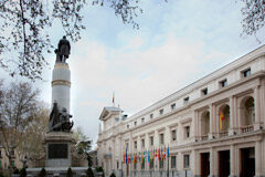 El Senado inicia la tramitación de los Presupuestos Generales del Estado tras su paso por el Congreso Entrada principal del Senado (imagen de archivo)