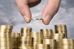 La capitalización de deuda como medida para alcanzar el reequilibrio financiero Varios montones de monedas