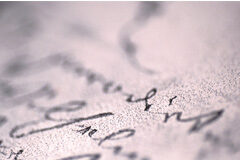 Lo que el refranero esconde sobre los abogados Un escrito sobre un papel rosa y difuminado