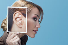 ¿Somos los abogados duros de oído? Una chica con una foto de una oreja superpuesta