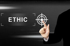 ¿Qué es la cultura de cumplimiento, cómo se mide y cómo se acredita? Palabra ethic y una mano pulsando un botón