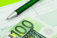 La inconstitucionalidad de la tasa del euro por receta Un billete de 100 euros sobre una receta