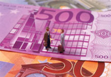 La remuneración de los administradores tras la modificación de la Ley de Sociedades de Capital para la mejora del gobierno corporativo Dos muñequitos se dan la mano sobre billetes de euros