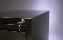 Me llaman expediente de dominio, ¿le suena? cajón lleno de expedientes cerrado con llave