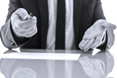 Diez conductas para perder la confianza del cliente Una persona dando explicaciones