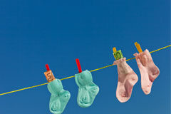 Cesión del derecho a la deducción por discapacidad o por familia numerosa Patucos de niños con dinero tendidos