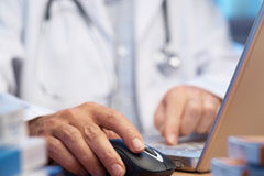 Nuevos Horizontes para el Sector Farmacéutico: la Web 2.0 y las Redes Sociales Un farmacéutico con un ordenador