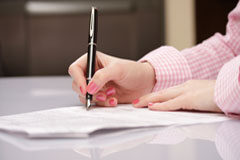 Novedades sobre el contrato para la formación y el encadenamiento de contratos Una mujer firmando un papel