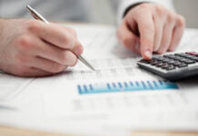 A vueltas con el régimen especial del criterio de caja Una persona utilizando una calculadora