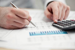 A vueltas con el régimen especial del criterio de caja Una persona utilizando una calculadora