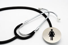 ¿Se acabaron los seguros más baratos para las mujeres? Un fonendoscopio con un dibujo de una silueta femenina