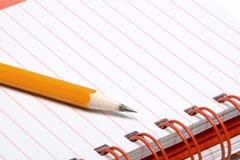 ¡A pagar la formación recibida! Un cuaderno con un lápiz rojo