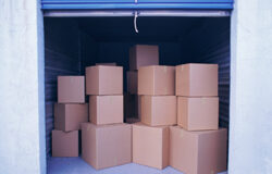 La plaza de garaje es de tu propiedad, pero la estructura del inmueble es de todos! Unas cajas dentro de un garaje.