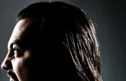 El Tribunal Supremo absuelve a Aída Nizar por llamar «mujerzuela» a Vicky Martín Berrocal porque «carece de credibilidad y rigor» Un hombre de perfil gritando.