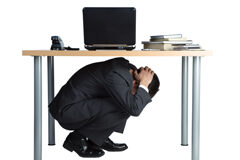 Los miedos en la profesión Un hombre debajo de una mesa de trabajao