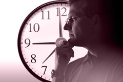 Veinticinco años de profesión vistos por un abogado Un hombre pensando al lado de un reloj