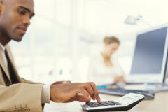 La gestión preventiva de incidencias en materia de honorarios profesionales Un chico utilizando una calculadora.