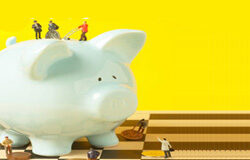 La nueva regulación del fondo de educación y promoción cooperativa en la Ley de Cooperativas de Euskadi Una hucha rodeada de muñequitos pequeños que intentan romperla.