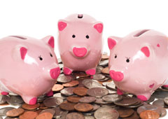 Tres huchas de cerdito color rosa y monedas. Tres huchas de cerdito color rosa y monedas.
