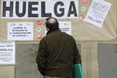 La huelga virtual Carteles de huelga en una fachada