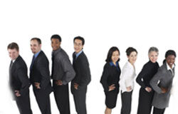 Hipatia en el siglo XXI Hombres y mujeres en fila India, cada uno mirando a un lado.