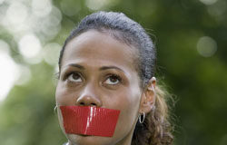 Problemas de incomunicación Abogada con una cinta roja en la boca impidiéndole hablar