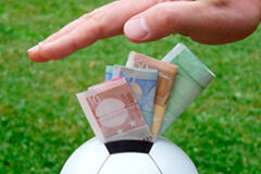 Deportista profesional: indemnización por extinción contrato temporal Un balón con dinero