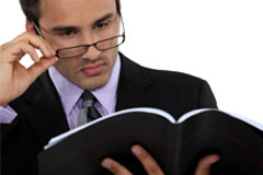 El enfoque del informe de resultados no financieros de acuerdo a la Ley 11/2018 Persona leyendo