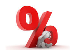 ¿Devenga intereses una sanción suspendida en vía contencioso-administrativa? Símbolo del tanto por ciento y un muñeco