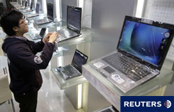 Una mujer probando un portátil en una tienda.