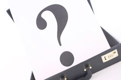 El interrogatorio de parte en el proceso civil: ¿quién debe declarar cuando la parte es una persona jurídica? Símbolos de interrogación y un maletín