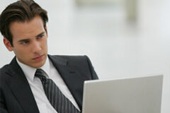 ¿Cómo realizar un contrainterrogatorio eficaz a un testigo hostil?… Diez claves Joven abogado con portatil