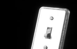 La noche prometía: actriz, suite de lujo… ¡hasta que la luz se apagó! Fondo negro con la imagen de un interruptor de la luz