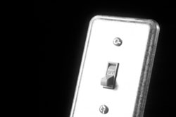 Fondo negro con la imagen de un interruptor de la luz Fondo negro con la imagen de un interruptor de la luz