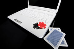 El Proyecto de Ley sobre Juego Online Un portátil, fichas y cartas.