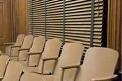 ¡Con la venia, solicito la incomunicación de los testigos! Juzgado, sillas vacías