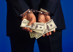 Un hombre esposado con billetes en sus manos Un hombre esposado con billetes en sus manos