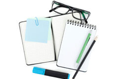 Diez recetas para superar las horas bajas del abogado Libretas, gafas y bolígrafos