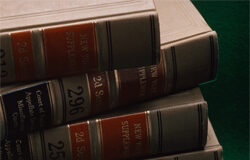 ¿Qué normativa es aplicable al arrendamiento de industria? Libros de Derecho apilados