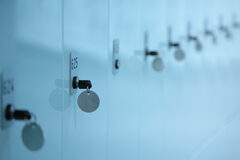 Google +: Un plus de privacidad Una fila de taquillas y cada una con una llave colgando de la cerradura