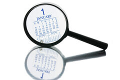 Actuaciones inspectoras fuera de plazo Una lupa y dentro de ella se refleja una hoja de calendario