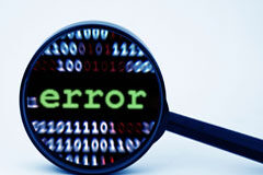 Abogados y control de las equivocaciones Una lupa con la palabra error