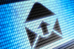 ¿Puede considerarse procedente el despido de un trabajador por reenviarse correos electrónicos remitidos a la empresa a su correo personal? Sobre abierto con una flecha