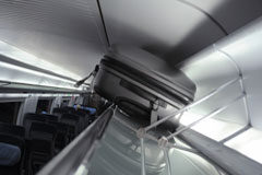 De vuelta al trabajo: ¿por dónde empiezo? Una maleta dentro de un avión