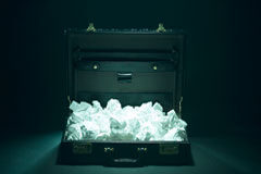 Errores más frecuentes del abogado en la atención al cliente Un maletín abierto lleno de bolas de papel.