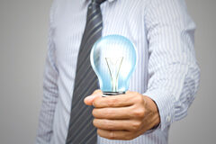 La improvisación Una persona con una bombilla en la mano