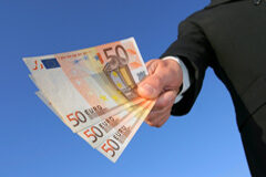 Sobre la (cada vez menor) eficacia liberatoria del finiquito Una mano con billetes de 50 euros