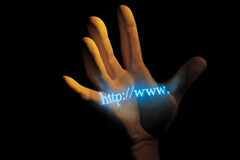 ¿Quién habla de mí en internet? Una mano donde se ve reflejado en letras azules 'http://www.'