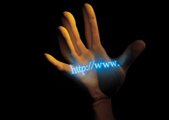 Una mano donde se ve reflejado en letras azules 'http://www.' Una mano donde se ve reflejado en letras azules 'http://www.'