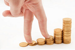 Modelos para efectuar los Pagos Fraccionados a cuenta del Impuesto sobre Sociedades y del Impuesto sobre la Renta de No Residentes Una dedos sobre montones de monedas